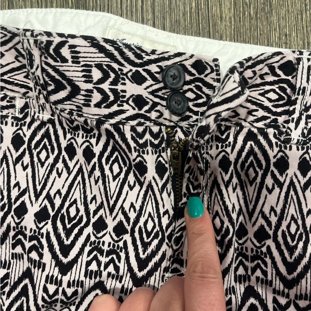American Eagle Outfitters Womens Aztec Print Shorts Low Rise Black White Size 10 - Picture 2 of 7